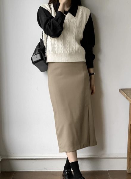 Outfit đi Đà Lạt - Áo len mỏng phối cùng chân váy midi và boots cổ ngắn