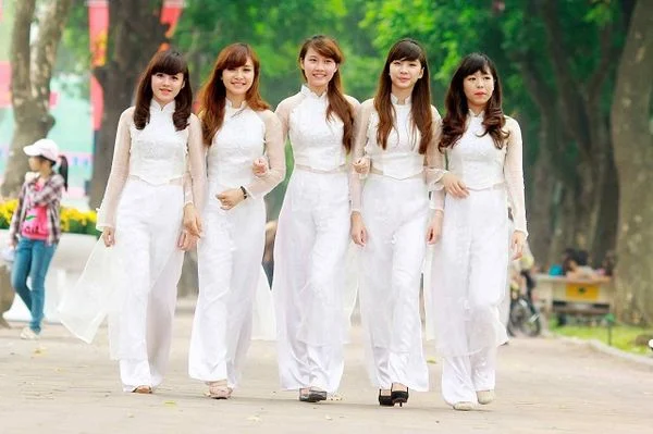 Áo dài chụp kỷ yếu cần được gấp cẩn thận để giữ nếp phẳng trước khi sử dụng