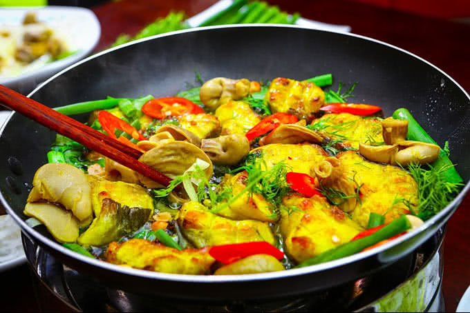 Bát mắm tôm được pha chế kỹ lưỡng, đánh sủi bọt, đóng vai trò linh hồn của món ăn