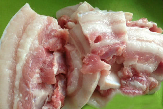 Ướp thịt làm bún chả