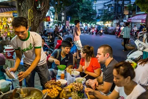Đồ ăn đường phố hà nội: Cẩm nang khám phá trải nghiệm ẩm thực đường phố được Time Out vinh danh