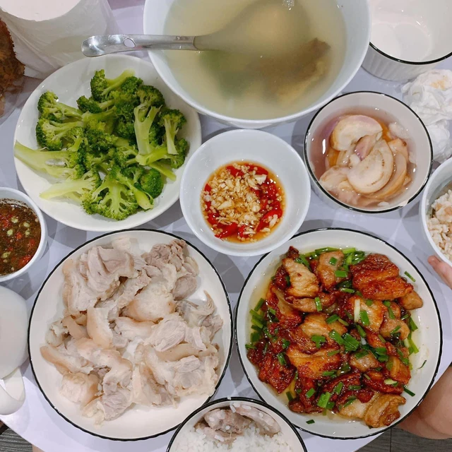 Bữa cơm Tết gia đình đầy đủ các món truyền thống Bắc, Trung, Nam