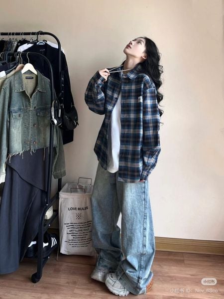 Áo thun form rộng nữ với sơ mi khoác ngoài