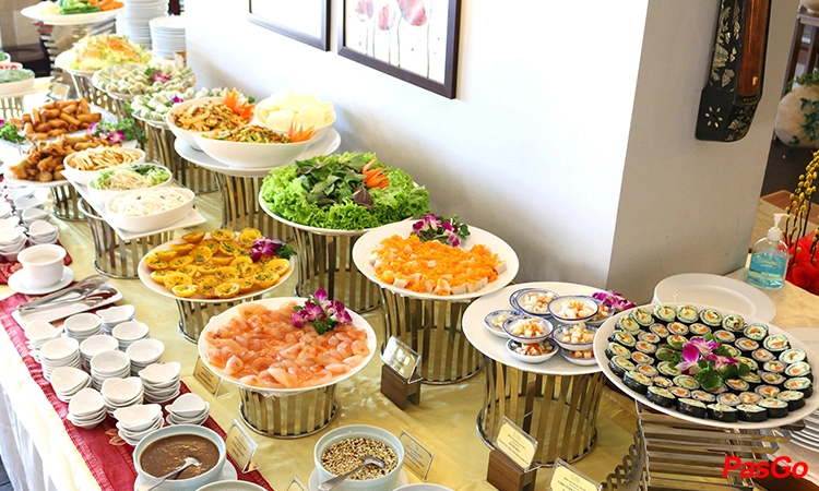 Các món ăn truyền thống được bày biện trên quầy buffet tại khách sạn Viễn Đông