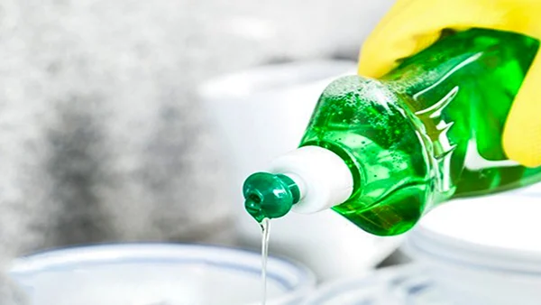 Sử dụng nước rửa chén để xử lý nách áo bị vàng