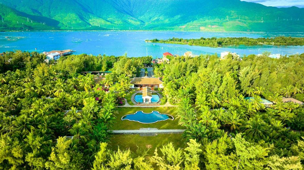 Bãi biển Lăng Cô với cát trắng và nước xanh