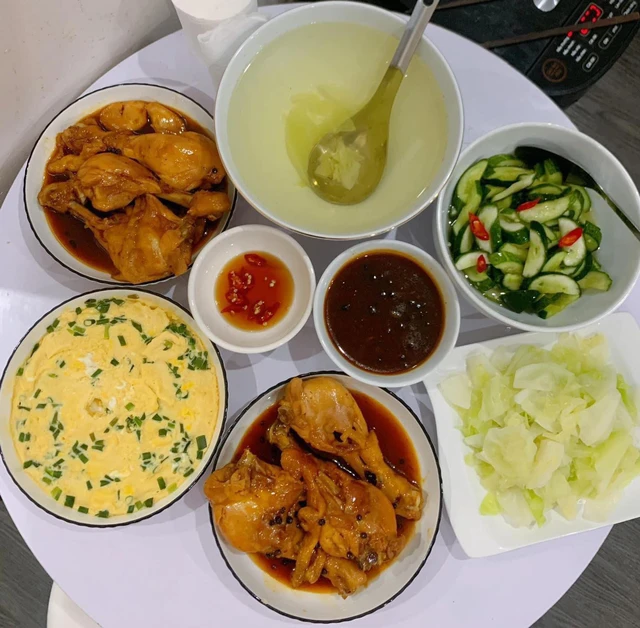 Mâm cơm Tết gia đình với bánh chưng, thịt kho và canh truyền thống