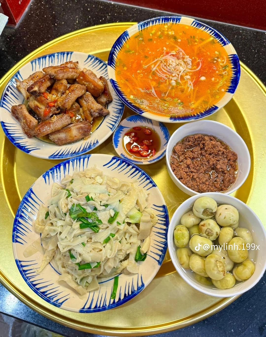 Bữa ăn cuối tuần phong phú với các món ăn đặc biệt hơn ngày thường