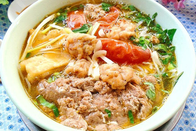 Thành phẩm bún riêu thịt đầy đặn, màu nước đẹp và hấp dẫn