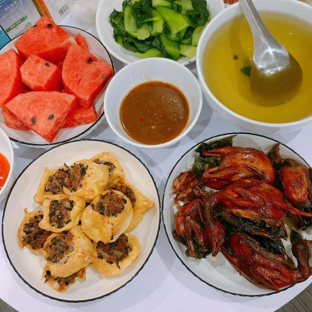 Mâm cơm Tết giản dị nhưng đủ đầy với những món ăn ý nghĩa