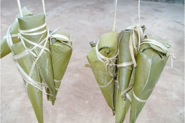 Bánh coóc mò với hình dáng sừng bò đặc trưng được làm từ gạo nếp nương