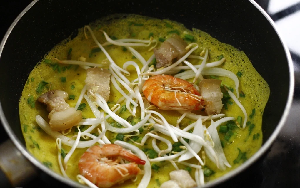 Đổ bột mỏng giúp bánh xèo giòn đều