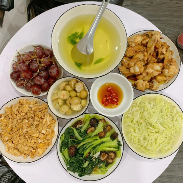 Bữa cơm Tết sum họp với các món ăn truyền thống thân quen