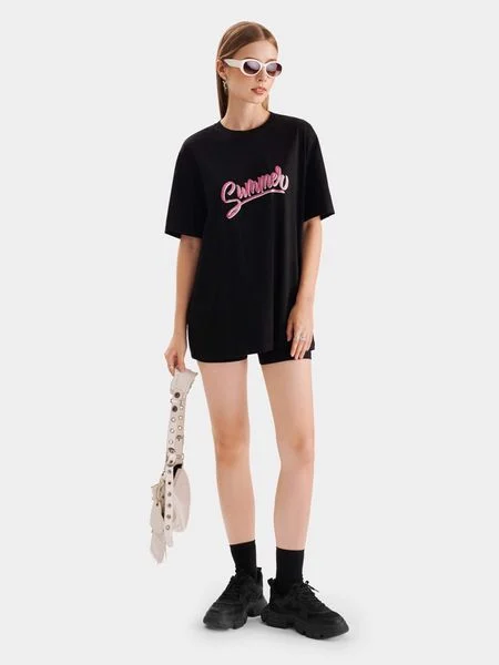 Outfit đi biển lễ 2/9 với áo thun oversize và biker short