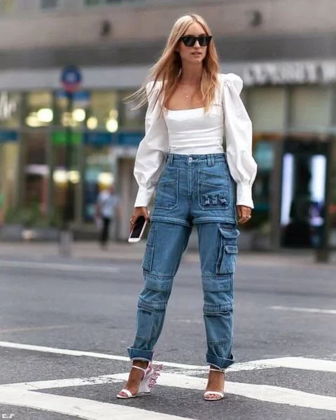 Áo kiểu cổ vuông phối cúc nổi bật