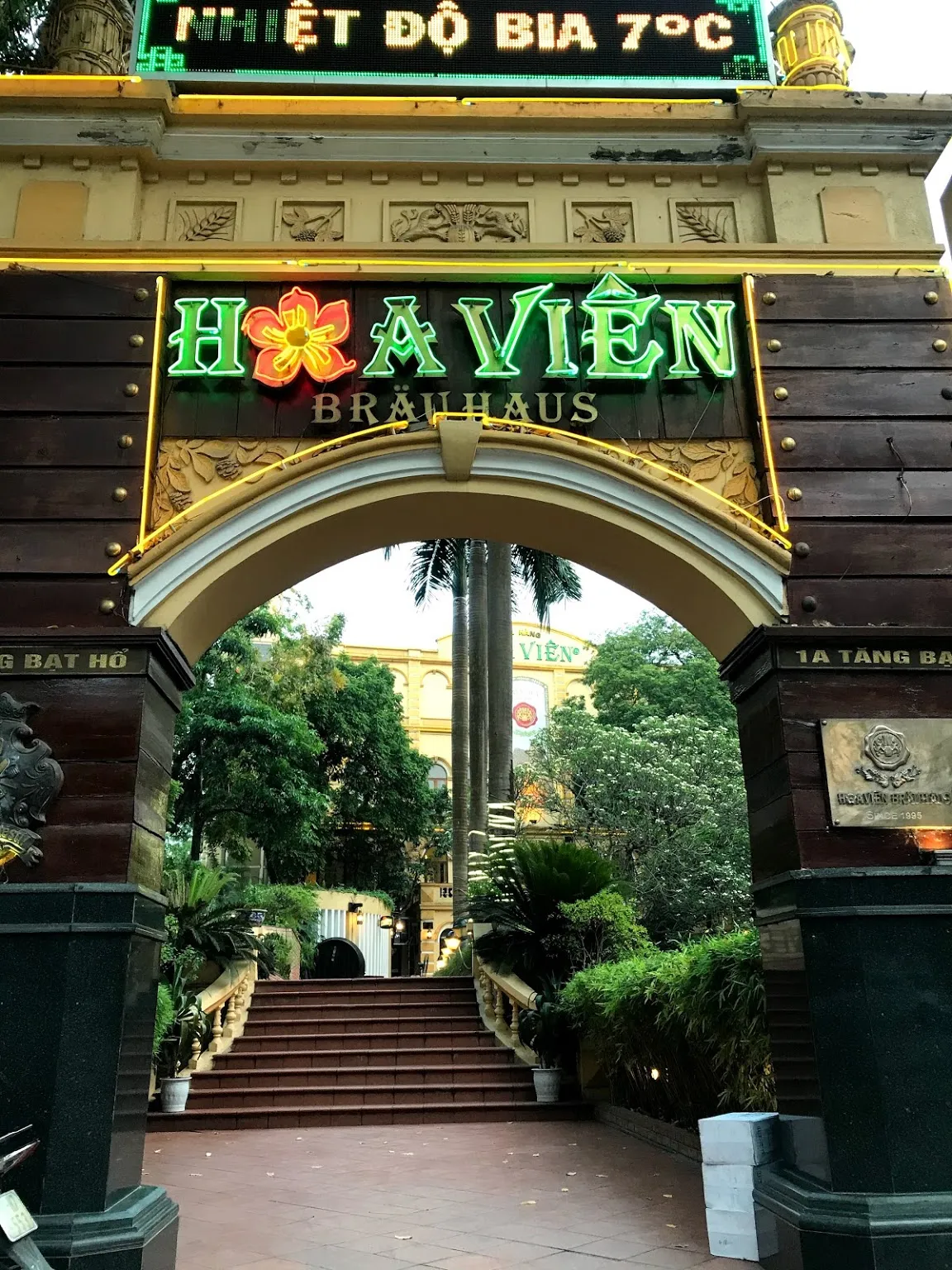 Hệ thống bảo quản bia thủ công và không gian nhà hàng cao cấp