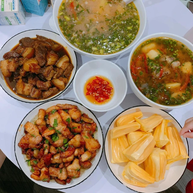 Mâm cơm gia đình ngày Tết đơn giản mà vẫn trọn vẹn ý nghĩa