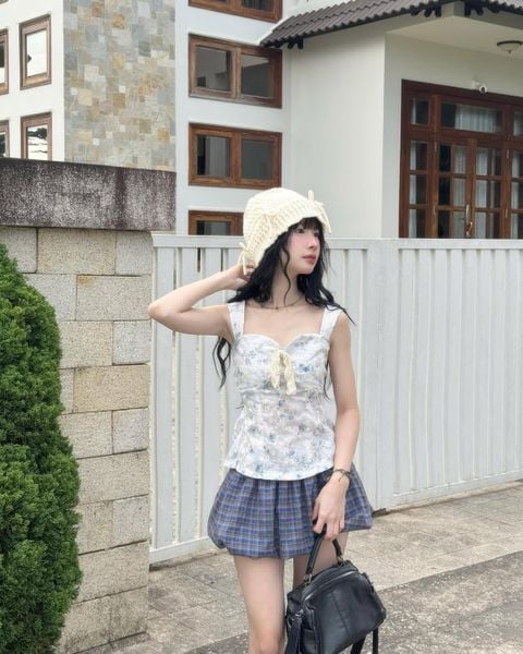 Áo tank top phối chân váy chữ A và mũ lưỡi trai