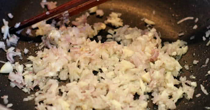 Phi thơm hành tỏi rồi kho nấm ở lửa vừa