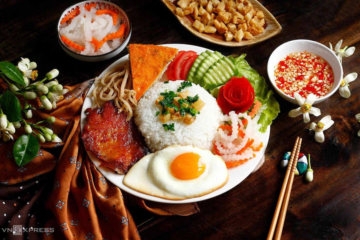 Cơm tấm sườn bì là món ăn đường phố quen thuộc ở TP HCM