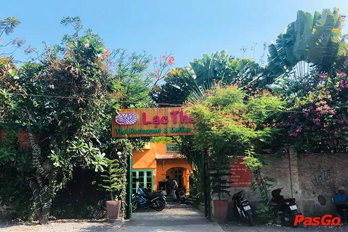 Không gian sân vườn của nhà hàng Lạc Thái 7, Quận 2 Sài Gòn