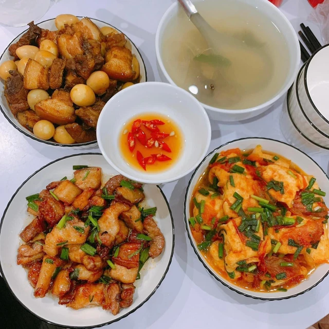 Mâm cơm ngày Tết đủ đầy, thể hiện tấm lòng người nấu