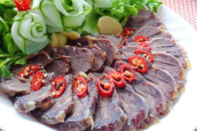 Nạm bò luộc thái lát mỏng ăn cùng nước chấm gừng
