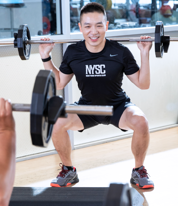 Các hội viên nam rèn luyện sức mạnh bùng nổ trong lớp học thể hình nhóm tại không gian Group Fitness