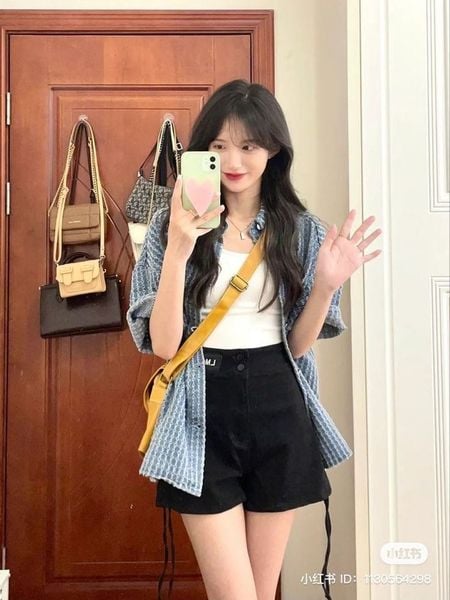 Áo hai dây phối sơ mi khoác ngoài và quần short linen