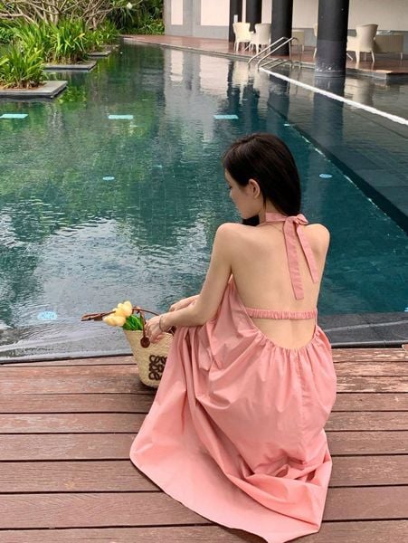 Đầm hở lưng đi biển