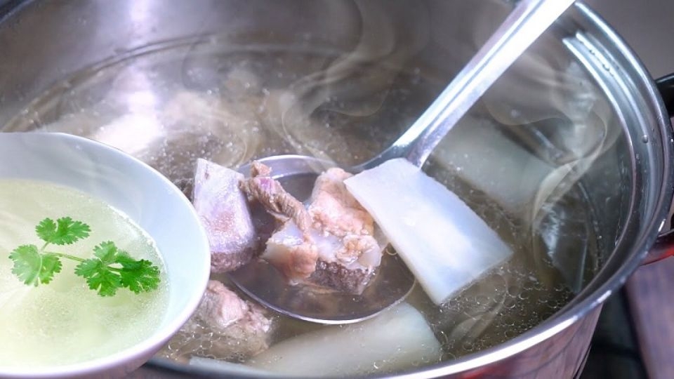 Chần xương và thịt bò để khử mùi