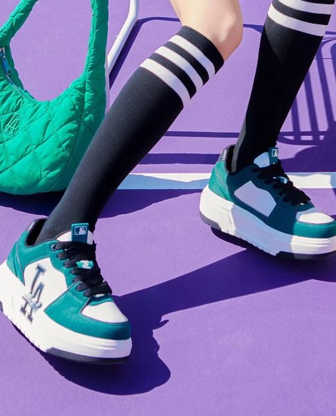 Quà Valentine cho người yêu - Giày sneaker basic