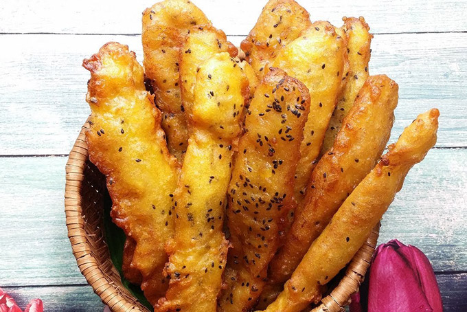Miếng chuối chiên phồng to, vàng giòn rụm