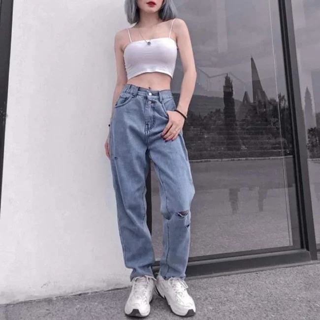 Phối quần jean ống rộng với áo 2 dây