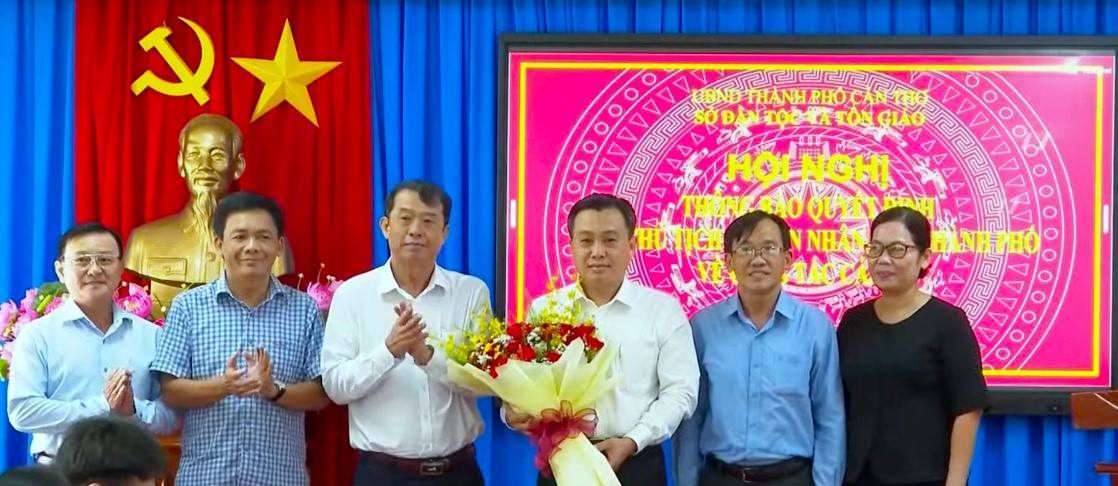 Bến Ninh Kiều về đêm với ánh sáng phản chiếu trên mặt nước và không khí dạo chơi nhộn nhịp