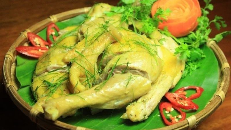 Gà luộc lá chanh thơm dịp Tết