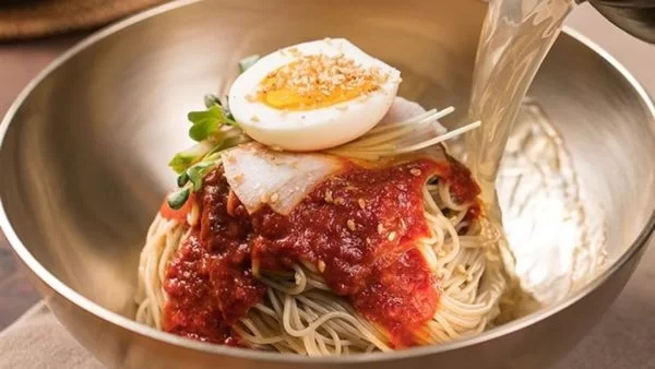 Hướng dẫn cách làm mì lạnh cay Bibim Naengmyeon