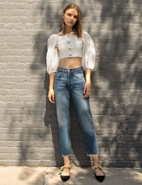 Áo cổ vuông kết hợp quần jeans cạp cao năng động