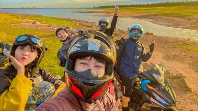 Phương tiện xe máy di chuyển trên cung đường nông thôn dẫn vào bãi cắm trại hồ Dầu Tiếng