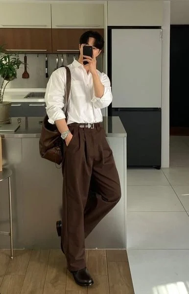 Sơ mi trắng phối quần chinos và giày loafer