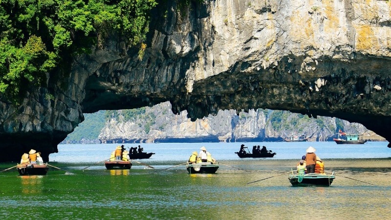 Trải nghiệm chèo kayak len lỏi qua vòm đá vôi kỳ vĩ tại Hang Luồn