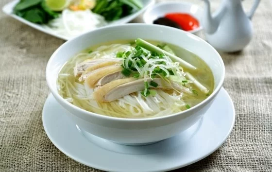 Học cách sơ chế và nấu phở gà giữ trọn độ ngọt tự nhiên của thịt