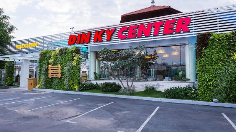 Nhà hàng gia đình rộng rãi