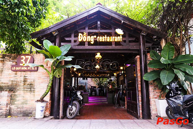 Kiến trúc Á Đông và sân vườn của Đồng Restaurant Lê Quý Đôn