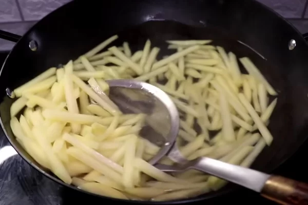 Chần sơ khoai trước khi chiên