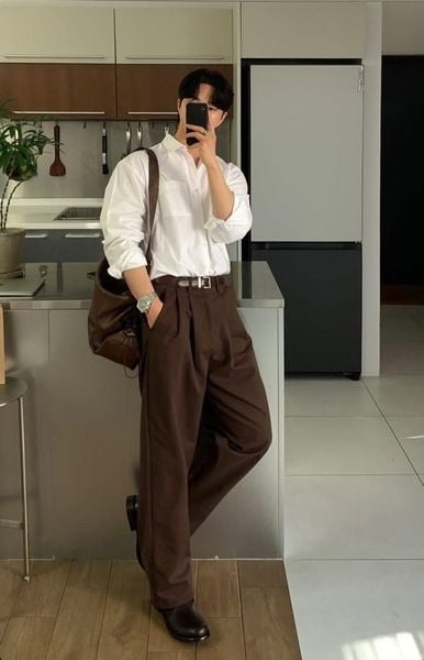 Sơ mi trắng phối quần chinos và giày loafer