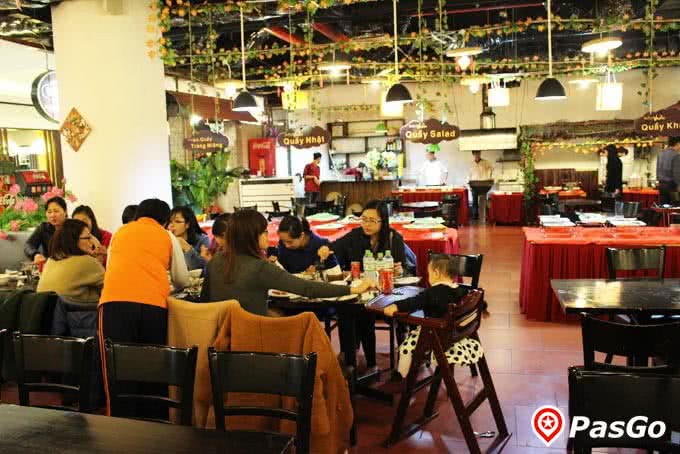 Không gian bàn ăn với bát phở bò nóng hổi