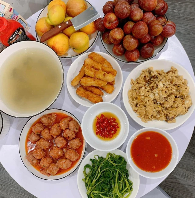 Mâm cơm ngày Tết ấm áp, đủ đầy cho cả gia đình đoàn tụ