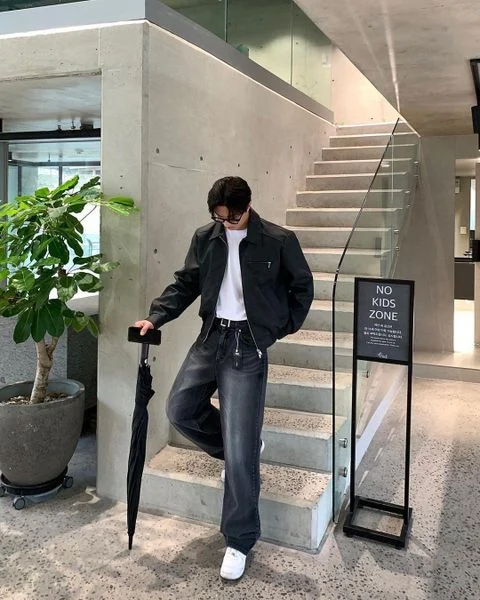 Áo bomber tối giản phối áo thun và quần jeans đi chơi Tết