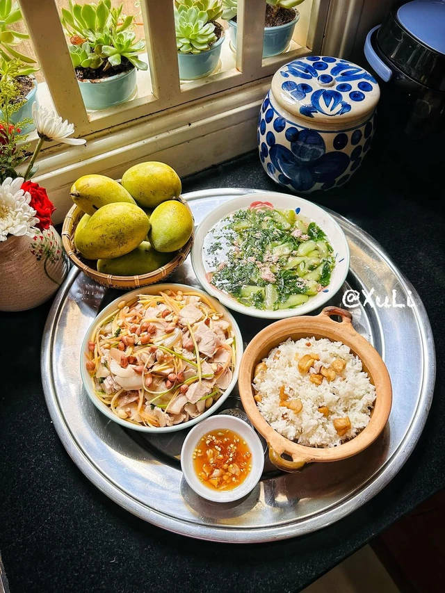 Mâm cơm giá bình dân, đủ rau, đạm và canh cho cả nhà
